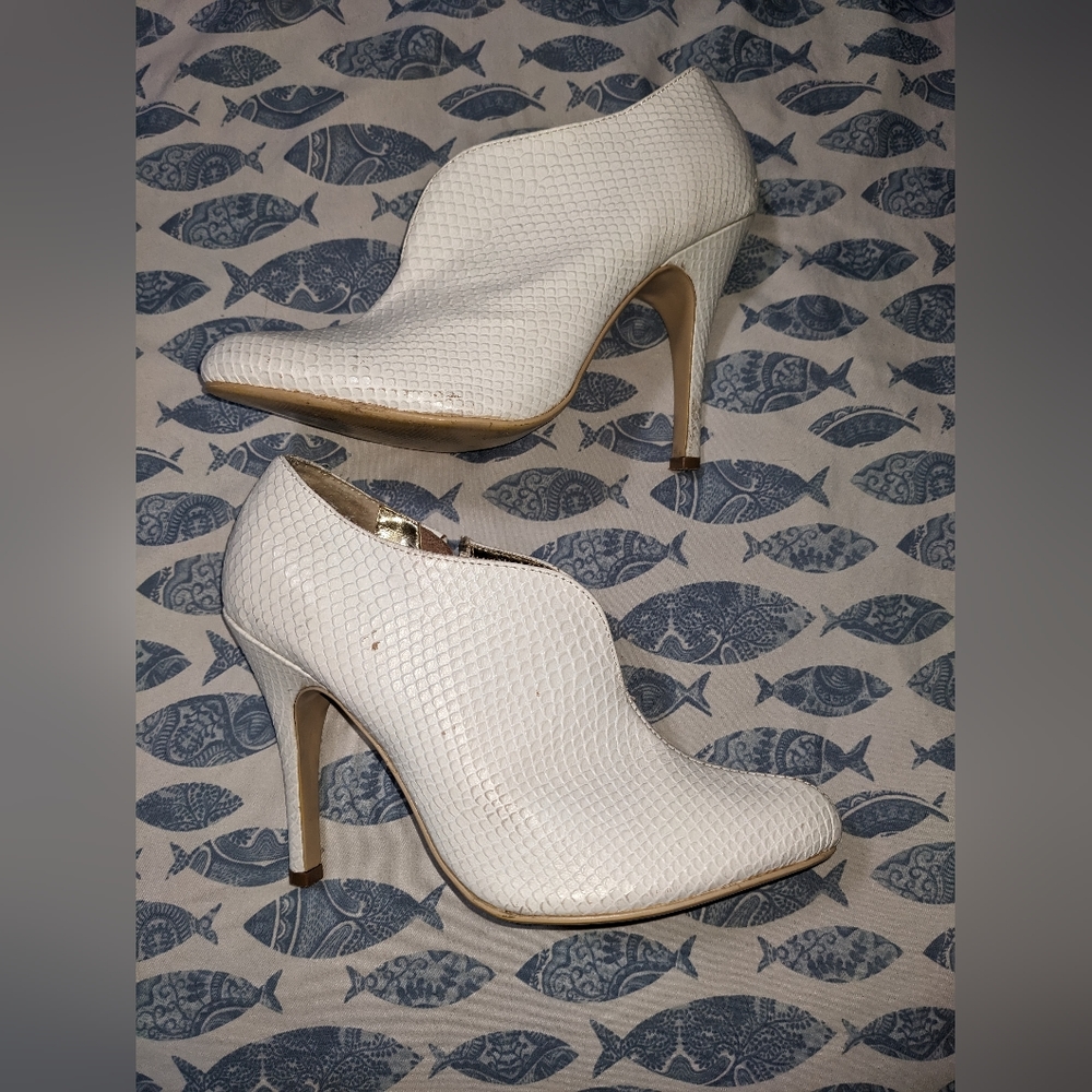 Spring Sale 🌸 Snakeskin patterned zip-up booties